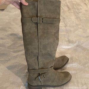 NWOT or Box. Just fab brown boots size 9